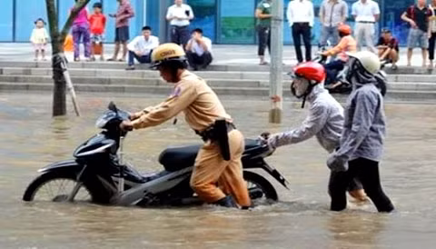 Chiến sĩ CSGT Hà Nội giúp dân trong đợt bão vừa qua.