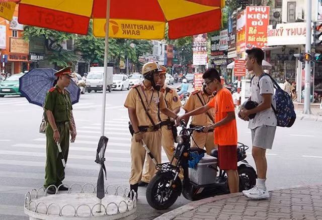 Nhiều trường hợp xe máy điện, xe đạp điện bị lực lượng CSGT xử phạt trong sáng 8-7.