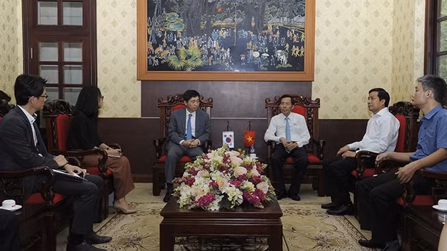 Đồng chí Thuận Hữu, Tổng Biên tập Báo Nhân Dân (ngồi giữa, bên phải) trao đổi với Đại sứ đặc mệnh toàn quyền Hàn Quốc tại Việt Nam Lee Hyuk (ngồi giữa, bên trái), chiều 29-6-2016. (Ảnh: DUY LINH)