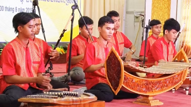 Hòa tấu nhạc cụ dân tộc Khmer điệu Rom vong: Chào mừng.