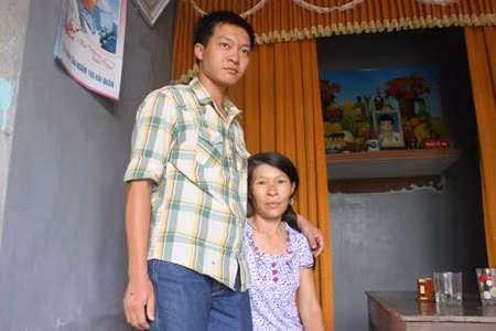 Trung úy Nguyễn Tiến Xuân và mẹ Trần Thị Liễu.