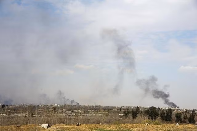 Khói bốc lên từ Đông Ghouta, gần thủ đô Damascus, Syria, ngày 10-3. (Ảnh: Reuters)