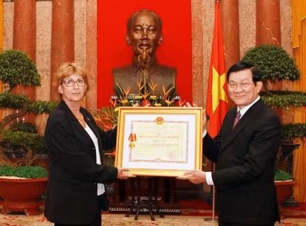 Chủ tịch nước Trương Tấn Sang trao Huân chương Hồ Chí Minh cho thân nhân gia đình ông Ray-mông Ô-brắc.       Ảnh: NGUYỄN