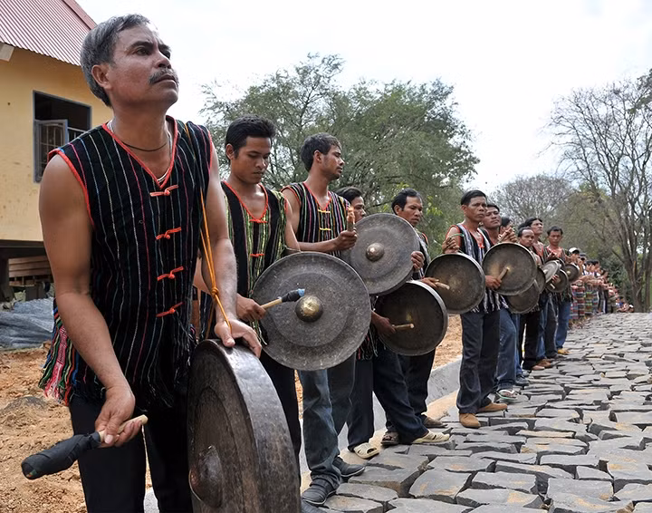 Biểu diễn cồng chiêng tại Ngày hội văn hóa các dân tộc huyện Buôn Ðôn (Ðác Lắc). Ảnh: ANH SƠN