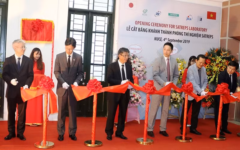 Khai trương Phòng thí nghiệm SATREPS trang bị nhiều thiết bị kiểm tra, phân tích từ Nhật Bản.