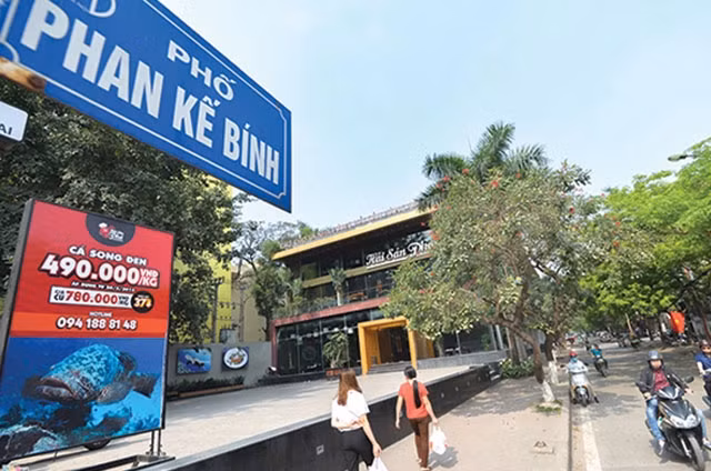 Công trình vi phạm vẫn tồn tại trên dự án cống hóa mương Phan Kế Bính, quận Ba Đình.