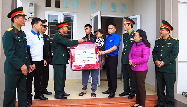 Đại diện cán bộ, chiến sĩ Tiểu đoàn đảo Trần, Lữ đoàn 242 (Quân khu 3) thăm, tặng quà một hộ dân trên đảo.