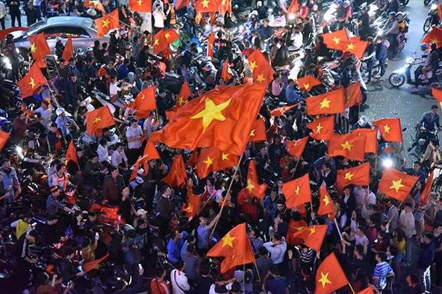 Người dân Hà Nội đổ ra đường mừng chiến thắng của đội tuyển U23.