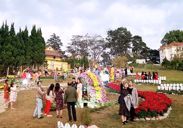 Du khách đến với Festival Hoa Đà Lạt lần thứ 8.