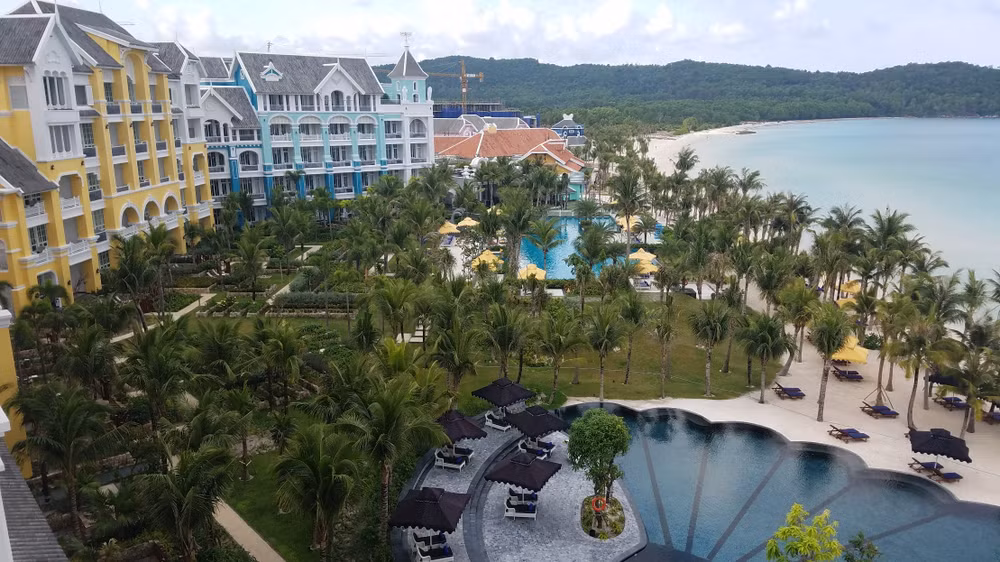 Toàn cảnh khu du lịch JW Marriott Phú Quốc Emerald Bay của Sun Group.