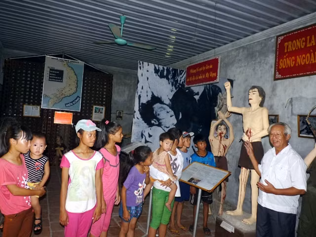 Qua các kỷ vật, ông Bảng giúp các em học sinh hiểu về cuộc sống trong lao tù của các chiến sĩ.