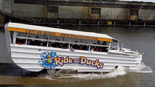 Một chiếc thuyền vịt Ride the Ducks chở khách du lịch bắt đầu "hạ thuỷ" tại sông Delaware, Philadelphia ngày 21-4, 2011. Ảnh: The Philadelphia Inquirer.