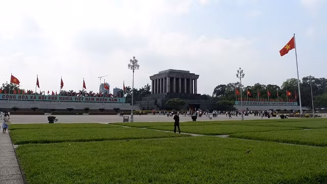 Quốc kỳ tung bay trên quảng trường Ba Đình lịch sử gợi nhớ về thế hệ cha anh, những người đã ngã xuống để Tổ quốc có được nền độc lập, hòa bình ngày hôm nay.
