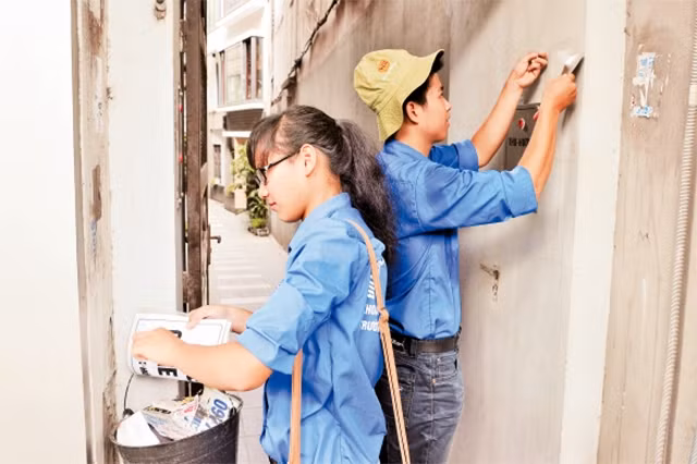 Đoàn viên, thanh niên Thủ đô ra quân, dọn vệ sinh môi trường, bóc xóa quảng cáo, rao vặt trái phép.