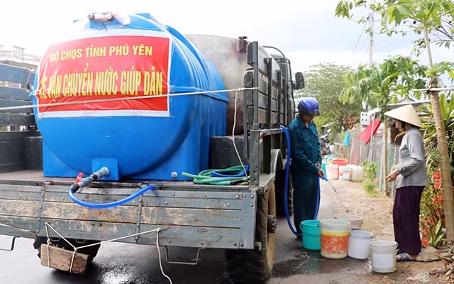 Bộ Chỉ huy quân sự tỉnh Phú Yên chở nước sinh hoạt cấp miễn phí cho người dân xã An Cư, huyện Tuy An, tỉnh Phú Yên. Ảnh: PHẠM CƯỜNG