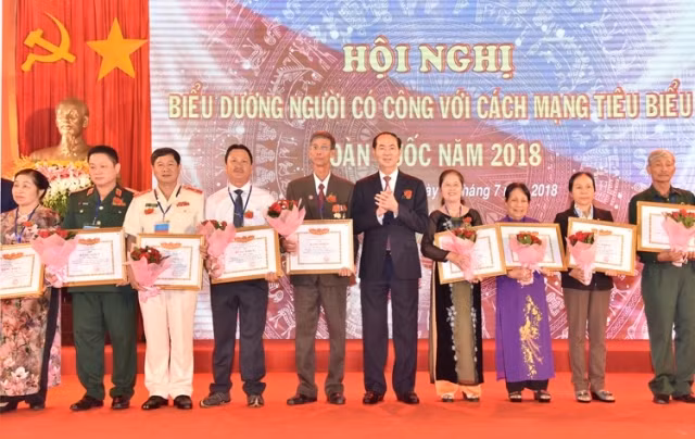 Chủ tịch nước Trần Đại Quang trao bằng khen và hoa tặng các đại biểu người có công với cách mạng tiêu biểu toàn quốc.