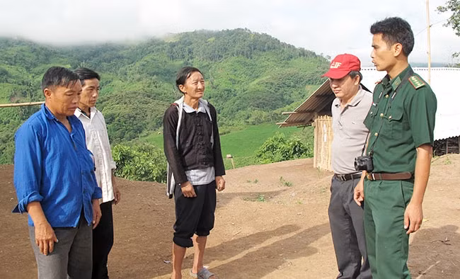 Bộ đội Biên phòng tỉnh Điện Biên tuyên truyền, vận động người dân bản Huổi Khon, xã Nậm Kè, huyện Mường Nhé không nghe luận điệu xuyên tạc của kẻ xấu.