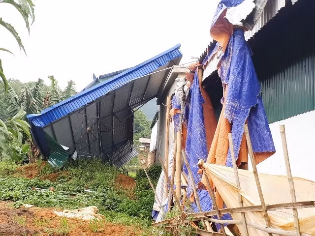 Một ngôi nhà của người dân khu vực thị trấn Tủa Chùa bị hỏng toàn bộ phần mái vì giông lốc. (Ảnh: LÊ LAN)