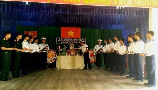 Lễ viếng Đại tướng Võ Nguyên Giáp trên đảo Trường Sa Lớn.