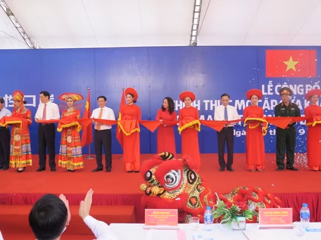 Phó Thủ tướng Vương Đình Huệ cùng lãnh đạo tỉnh Quảng Tây (Trung Quốc) cắt băng chính thức mở cặp cửa song phương Chi Ma - Ái Điểm.