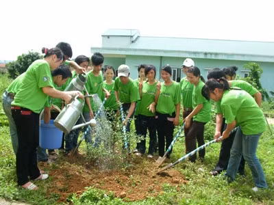 Học sinh, sinh viên trồng cây bảo vệ môi trường. (Ảnh: tuyengiao.vn)