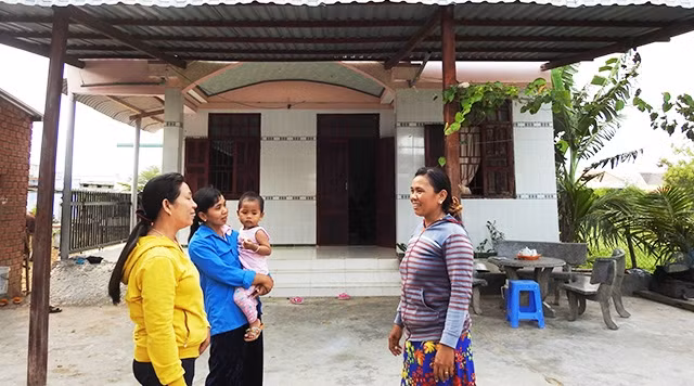 Chị Từ Thị Đắng (bên phải) bên căn nhà mới xây từ nguồn vốn vay thoát nghèo của Hội Phụ nữ huyện Ninh Phước.