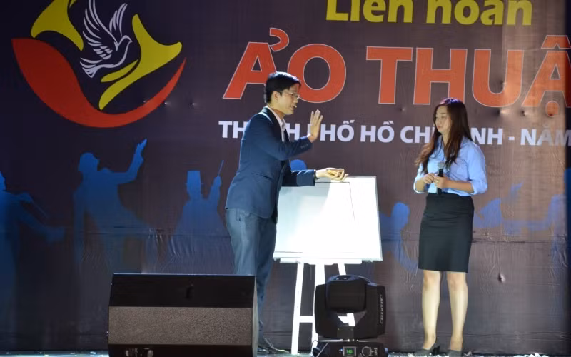 Một tiết mục ảo thuật trong buổi khai mạc.