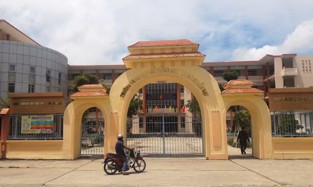 Trường THPT chuyên Huỳnh Mẫn Đạt.