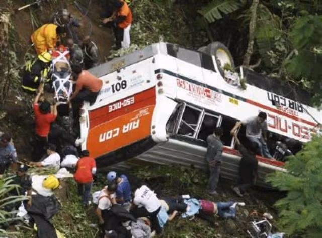 Hiện trường vụ xe khách rơi xuống khe núi tại miền bắc Philippines, năm 2010. (Ảnh: Reuters)