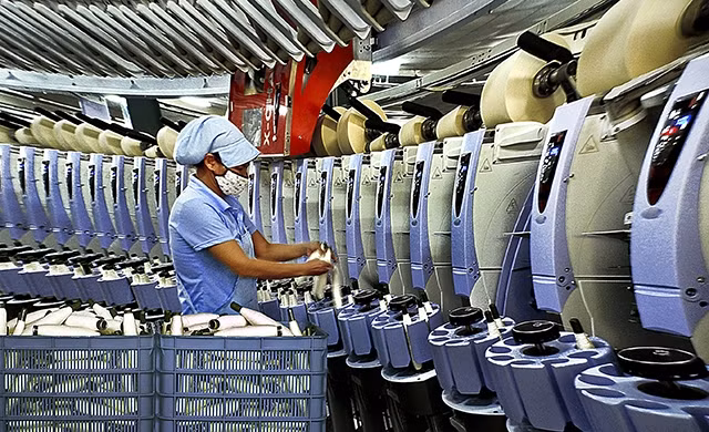 Dây chuyền sản xuất tại một nhà máy nhựa trong Khu công nghiệp Hòa Bình (huyện Thủ Thừa, tỉnh Long An).