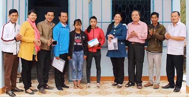 Đại diện Đoàn Thanh niên và các cơ quan tỉnh Phú Yên trao quà tình nghĩa tặng người dân có hoàn cảnh khó khăn tại xã Đa Lộc, huyện Đồng Xuân. Ảnh: TRUNG HIẾU