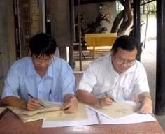 Nhà thơ Trương Nam Hương (trái)
và nhà văn Nguyễn Nhật Anh
đang viết thơ trên giấy dó.
