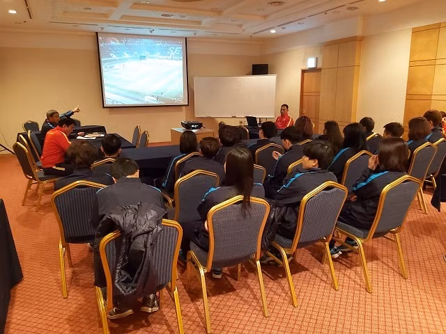 Các cầu thủ theo dõi và nghe phân tích băng ghi hình trận đấu giữa Hàn Quốc và Myanmar.