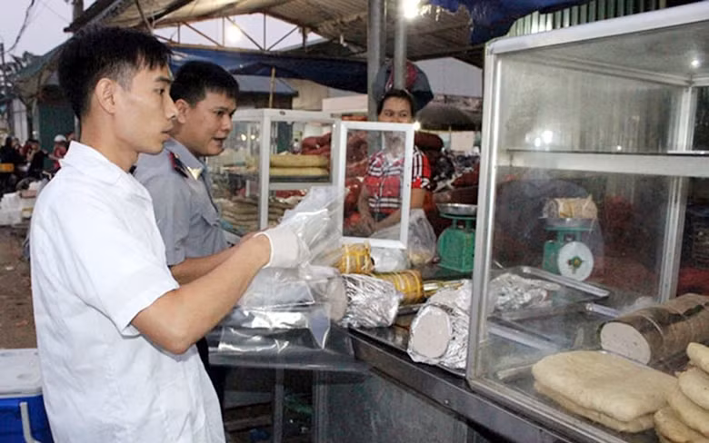 Ðoàn kiểm tra liên ngành Sở Nông nghiệp và Phát triển nông thôn Hà Nội kiểm tra an toàn thực phẩm tại chợ đầu mối nông sản Minh Khai, quận Bắc Từ Liêm. Ảnh: QUỲNH DUNG