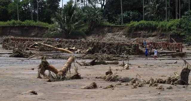 Quang cảnh tan hoang khi bão nhiệt đới đi qua. (Ảnh: Reuters)