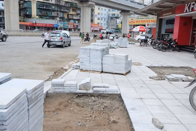 Đá tự nhiên được lát vỉa hè ở một số tuyến phố Hà Nội. Ảnh: Thời đại.