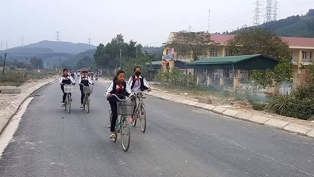 Tuyến đường Cầu Cháy - Đồng Đặng (xã Sơn Dương) được đầu tư làm mới có sự đóng góp không nhỏ của người dân trong xã.