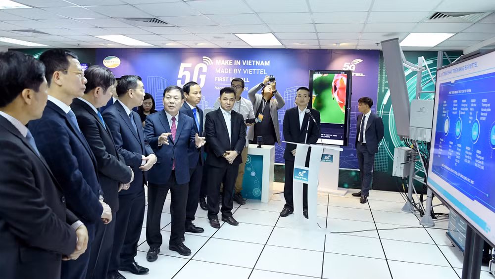 Đoàn công tác nghe giới thiệu về công nghệ mạng 5G của Viettel.