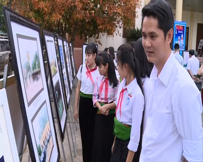 Tuổi trẻ Bá Thước tại Triển lãm.
