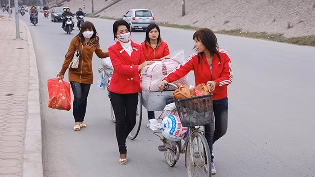 Để giảm bớt chi phí cuộc sống, nhiều lao động mang theo thực phẩm từ quê lên.