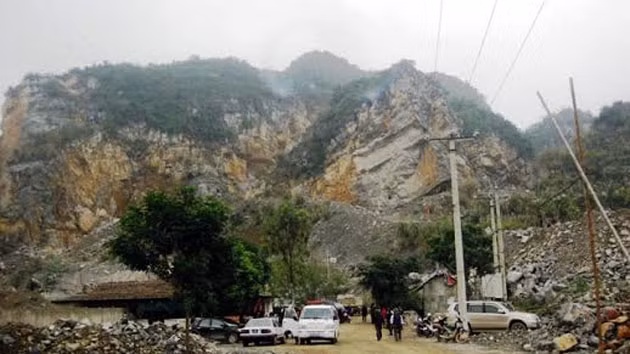 Núi Hang Cá, nơi xảy ra vụ sạt, lở đá.