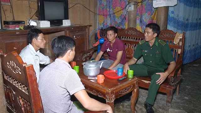 Cán bộ Đồn Biên phòng Hạnh Dịch phối hợp tuyên truyền người dân thực hiện kế hoạch hóa gia đình.