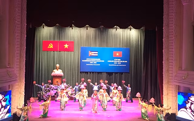 Biểu diễn văn nghệ tại Lễ kỷ niệm 60 năm Quốc khánh Cuba tại TP Hồ Chí Minh. Ảnh Báo Thời đại