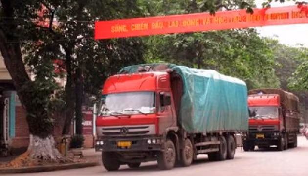 Ðoàn xe tải mang BKS tỉnh Vân Nam (Trung Quốc) chạy qua TP Hà Giang ngày 22-4-2013