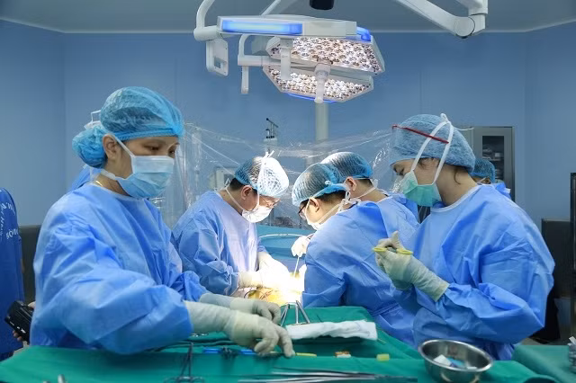Các bác sĩ thực hiện ghép gan cấp cứu.