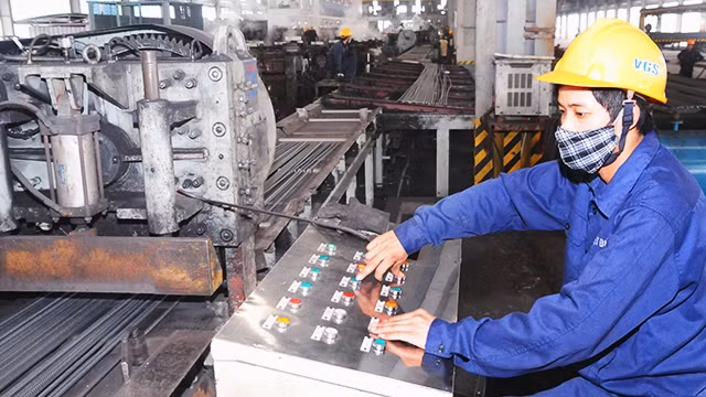 Doanh nghiệp ngành thép cần đầu tư công nghệ tiên tiến, áp dụng biện pháp quản lý hiện đại để nâng cao năng lực cạnh tranh. Ảnh: NAM ANH