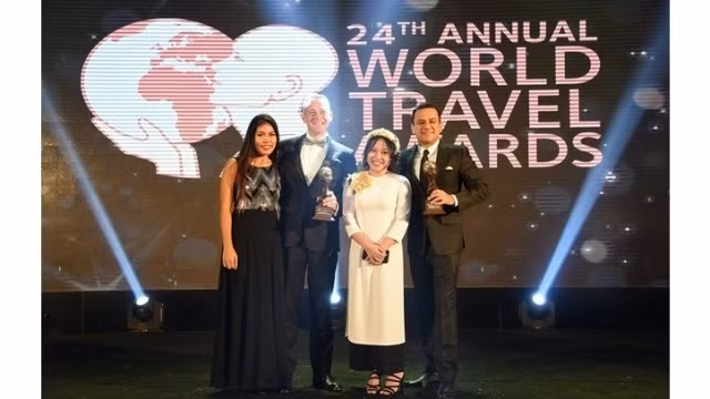 Đại diện của InterContinental Danang Sun Peninsula Resort và JW Marriott Phu Quoc Emerald Bay tại lễ trao giải World Travel Awards tối 10-12.