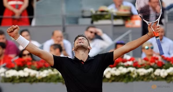 Dominic Thiem ăn mừng sau chiến thắng trước Rafa Nadal ở tứ kết Madrid Masters. (Ảnh: Reuters)