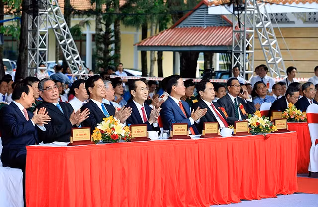 Chủ tịch nước Trần Đại Quang và các đồng chí lãnh đạo, nguyên lãnh đạo Đảng, Nhà nước dự Lễ kỷ niệm. Ảnh: NHAN SÁNG (TTXVN)