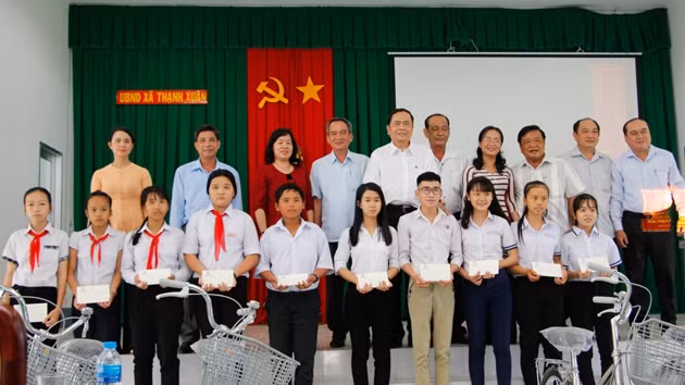 Đồng chí Trần Thanh Mẫn tặng xe đạp cho các em học sinh nghèo vượt khó.